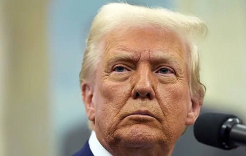 Таємно пересів на інший літак: демократи розкритикували Трампа за те, що він наразив на небезпеку співробітників штабу та журналістів